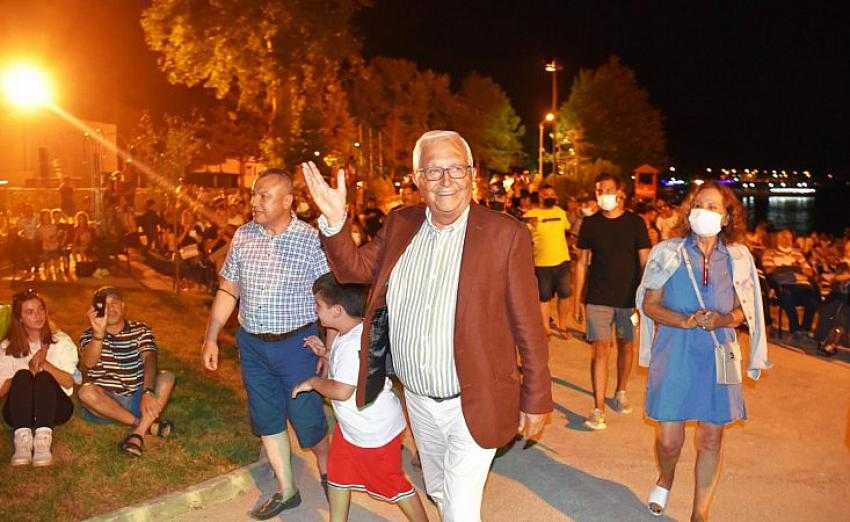 Cumartesi günleri kumsalda şenlik var..