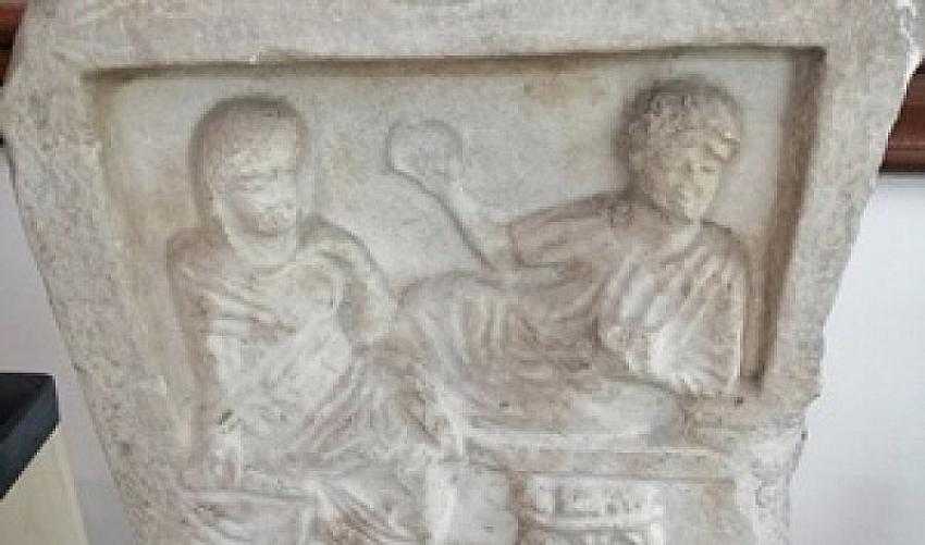 Roma dönemine ait steli kamyonette yakalandı...