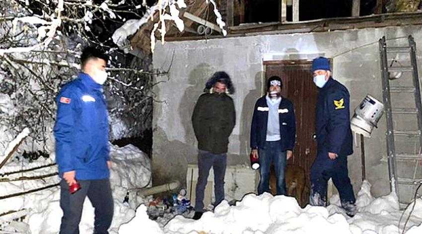 Mahsur kalan vatandaşı jandarma kurtardı.