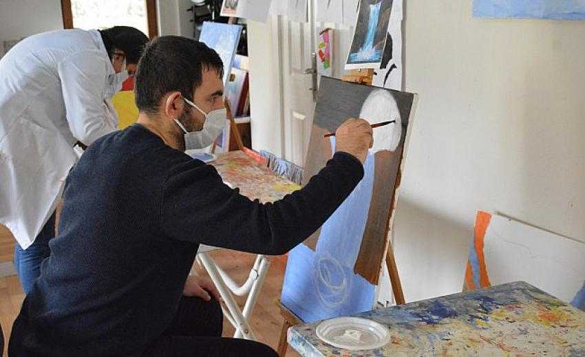 Resim ve müzikte engel tanımayan kurs..