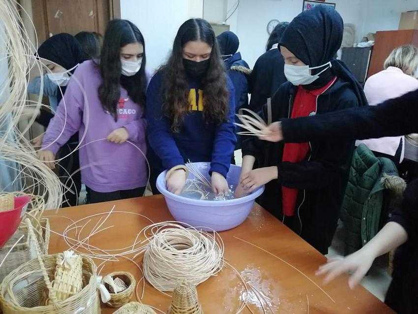 Kız meslek öğrencileri yeteneklerini sergilediler..
