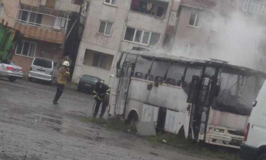 Park halindeki otobüs tamamen yandı..