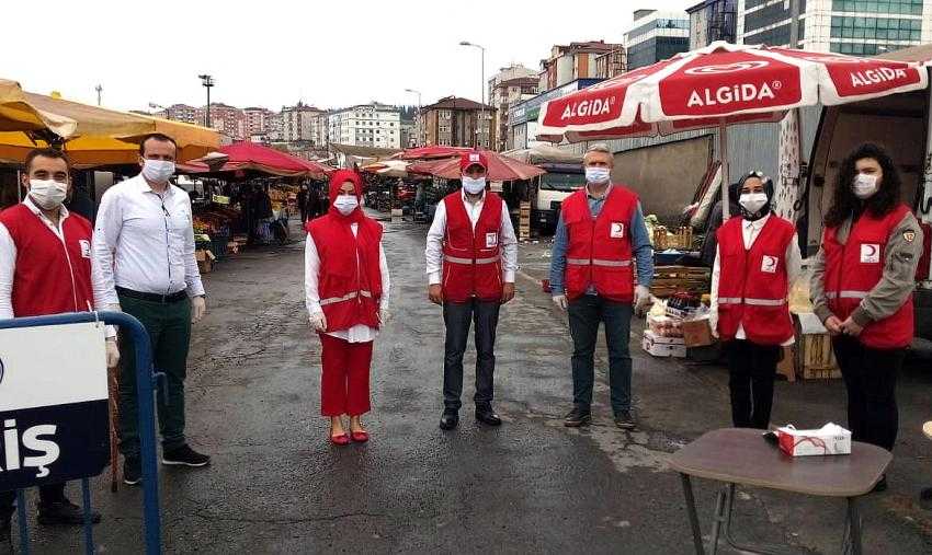 Türk KIZILAY'ı pazar yerlerinde maske ve dezenfektan dağıttı...