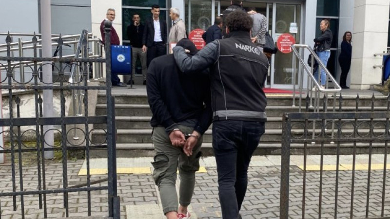 Denetimlerde  yapılan aramada uyuşturucu çıktı.