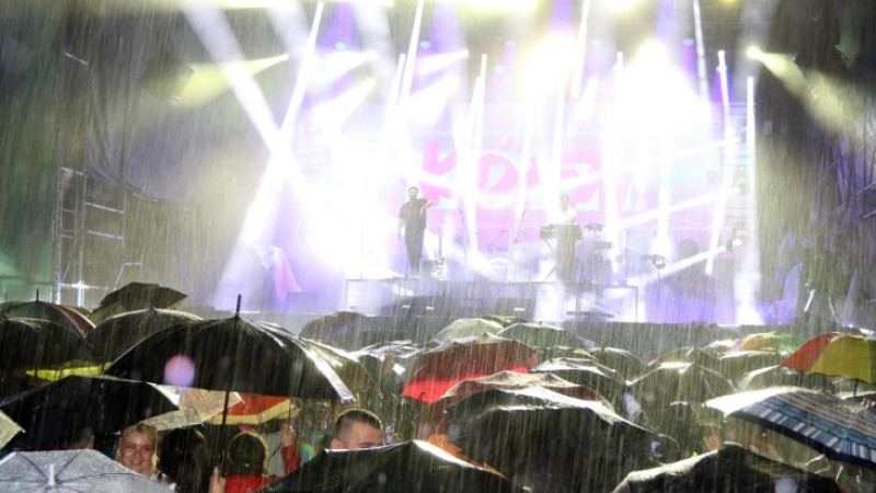 Sağanak yağışa rağmen festival alanı doldu..