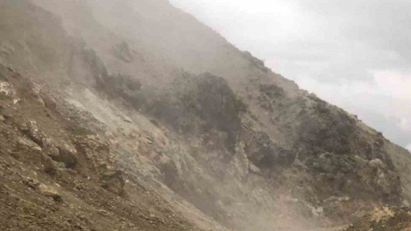 Zonguldak-Alaplı yolu Göktepe Mevkiinde heyelan meydana geldi.