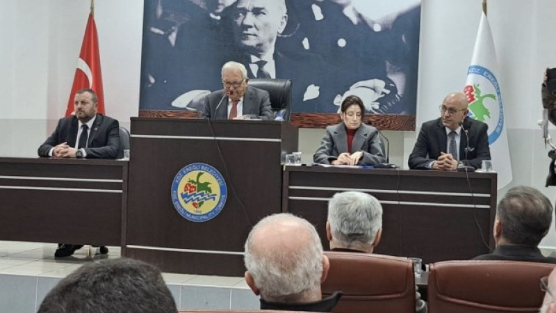 CHP’li meclis üyeleri meclis toplantısı öncesi partilerinden istifa etti.