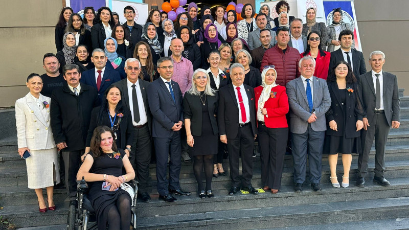 Kursiyerler el emeklerini sergilediler, belgelerini aldılar.