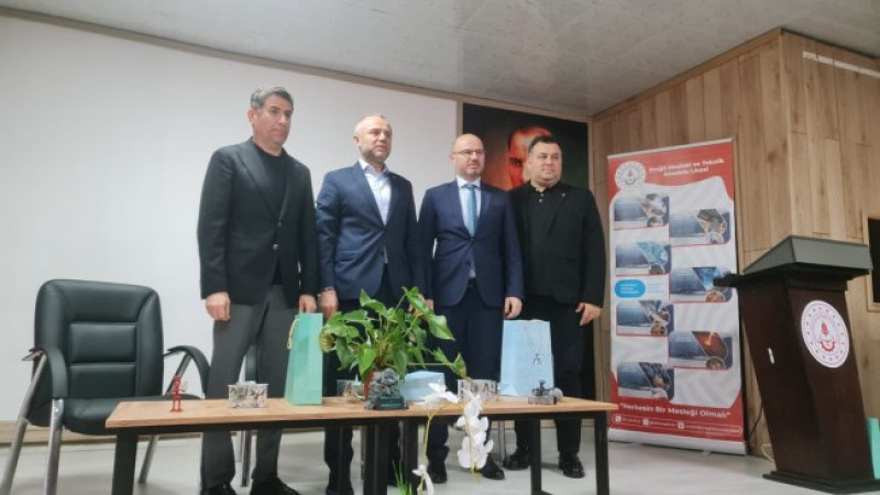 Arslan Keleş EMTAL Kariyer Günleri’nde öğrencilerle buluştu.